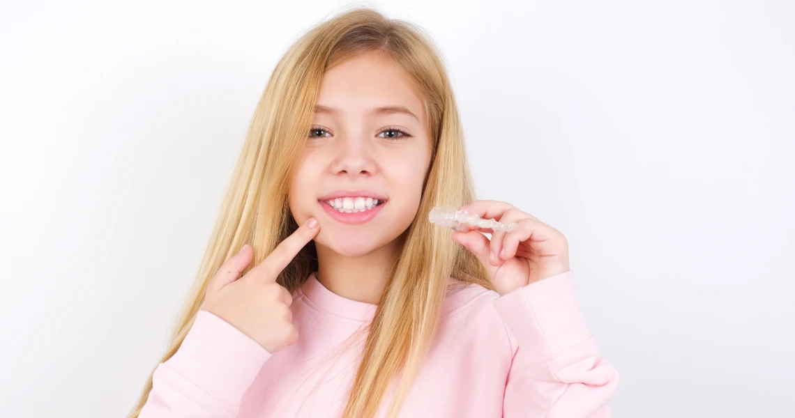 Gouttières transparentes pour adolescents au cabinet d'orthodontie des Bruyères des Docteurs Benichou & Nizard à Bois-Colombes (92270)