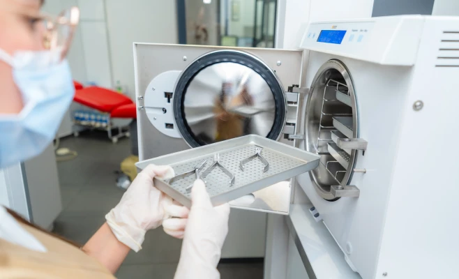 Stérilisation rigoureuse au cabinet d'orthodontie des Bruyères des Docteurs Benichou & Nizard à Bois-Colombes